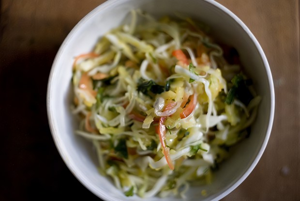 Салат из капусты, яблок, сладкого перца и семян подсолнечника