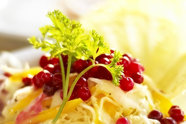 Салат из капусты с орехами, клюквой и крыжовником и тмином