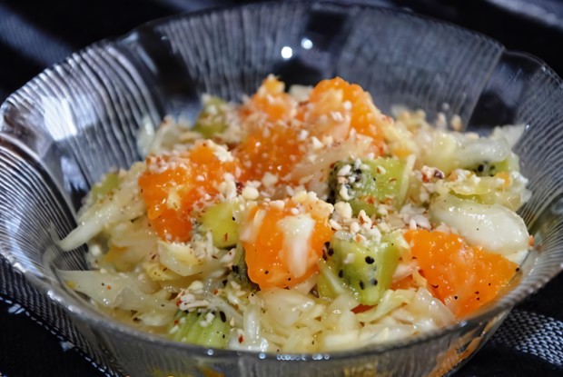 Салат из капусты и фруктов