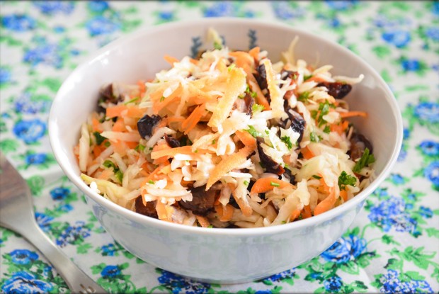 Салат из капусты с черносливом