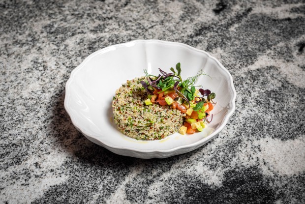 Салат из киноа и авокадо