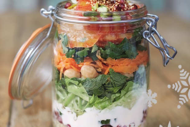 Салат из киноа и граната с индивидуальной подачей