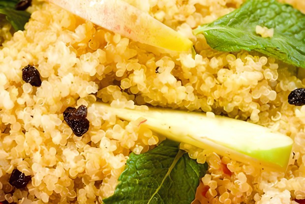 Салат из киноа, яблок и миндаля