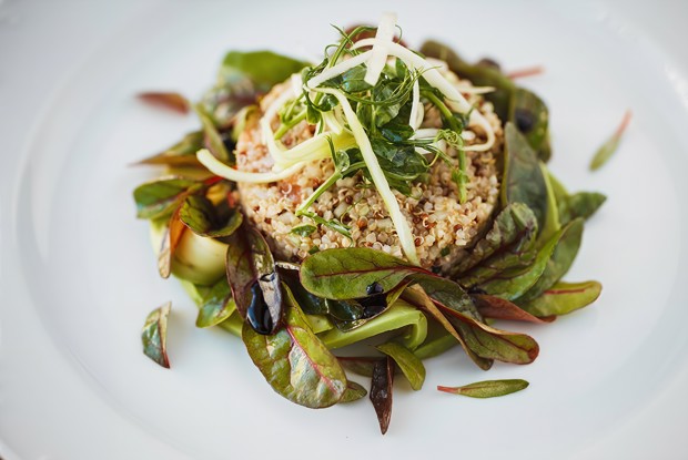 Салат из киноа с авокадо, мангольдом и сельдереем