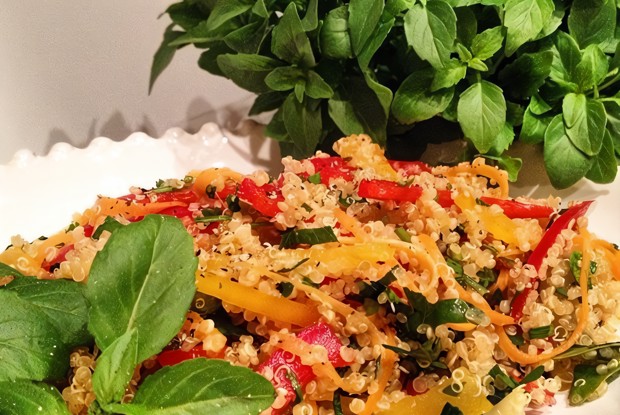 Салат из киноа со свежими овощами и цитрусовыми