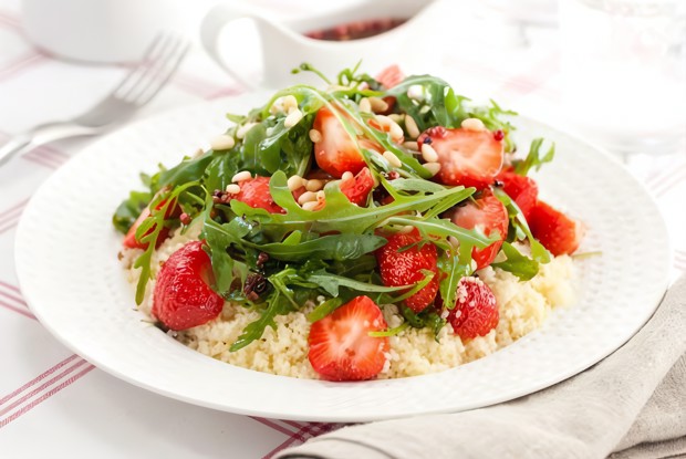 Салат из клубники, кускуса, рукколы и феты