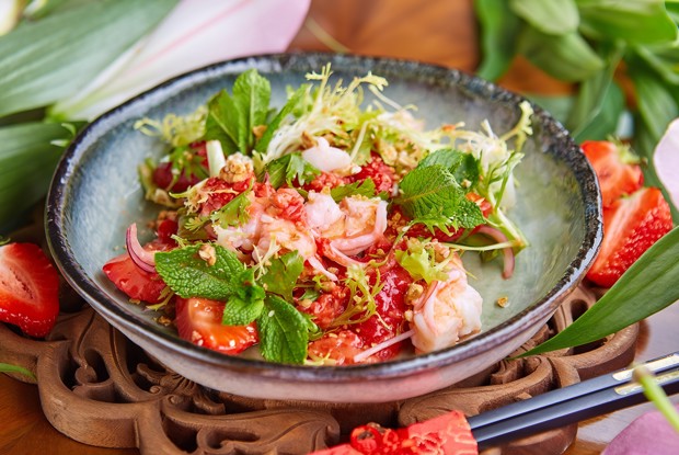 Салат из клубники с креветками и орехами