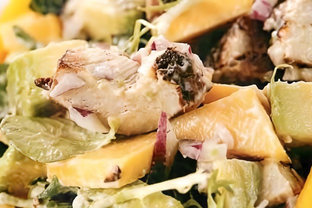 Салат из копченого цыпленка с манго и авокадо