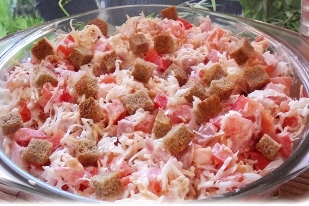 Салат из копченой курицы с овощами