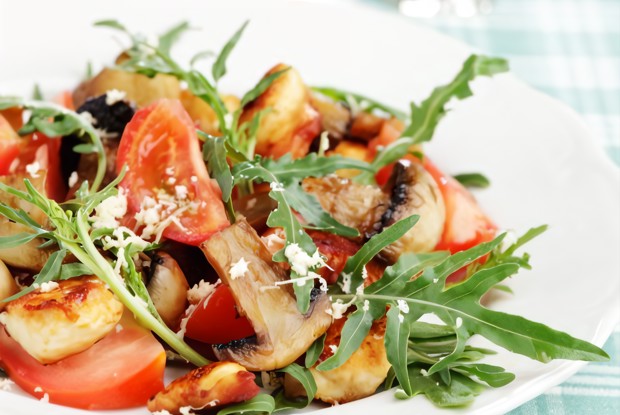 Салат из копченой курицы с шампиньонами