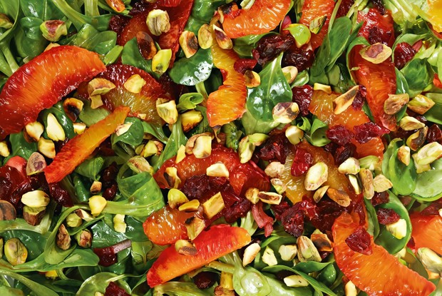 Салат из корна, красных апельсинов, фисташек и граната