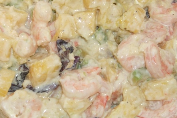 Салат из королевских креветок с ананасом и пармезаном