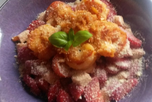 Салат из королевских креветок с клубникой