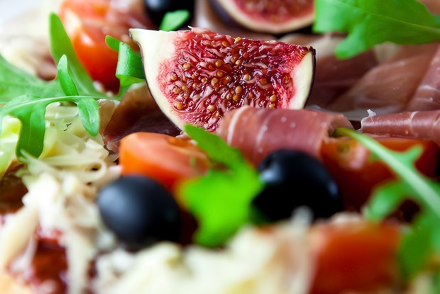 Салат из козьего сыра с инжиром