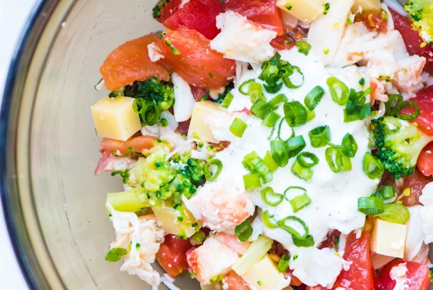 Салат из крабов с сыром, брокколи и зеленым луком