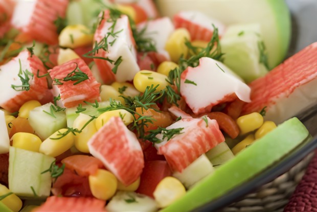 Салат из крабовых палочек, яблока и огурца