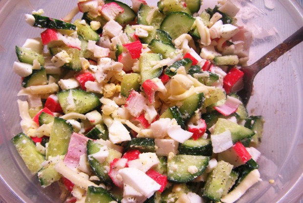 Салат из крабовых палочек с огурцом, сыром и домашним майонезом