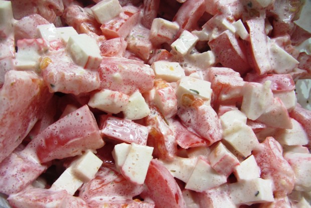 Салат из крабовых палочек с помидорами и чесноком