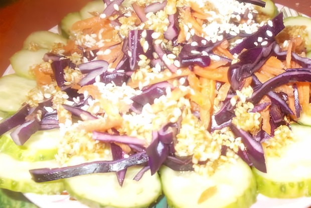 Салат из красной капусты и огурца с кунжутной заправкой