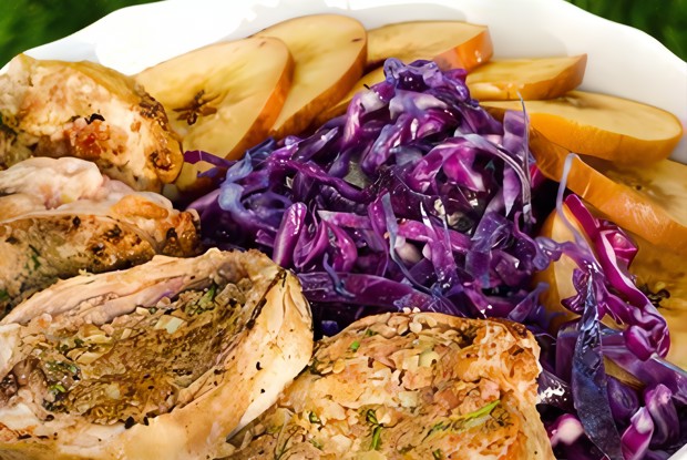 Салат из красной капусты с яблоком и горчично-майонезным соусом для свинины на гриле