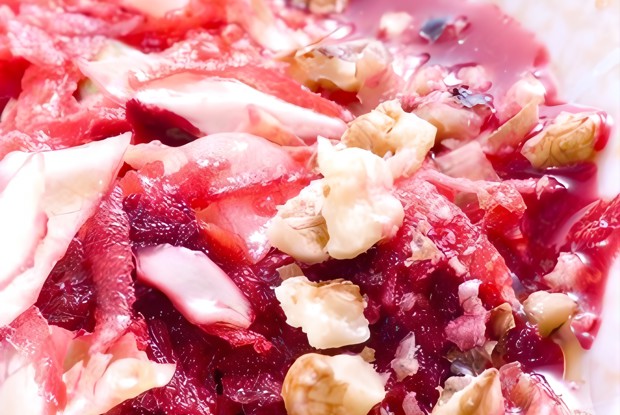 Салат из красной капусты с зеленым яблоком, брусничным джемом и жареными грецкими орехами