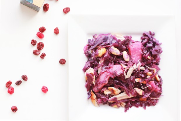 Салат из краснокачанной капусты с грушами и курицей