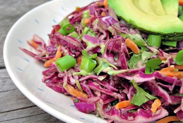 Салат из краснокочанной капусты, авокадо, сельдерея и огурцов