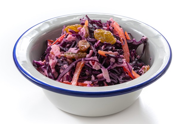 Салат из красной капусты с яблоками и изюмом