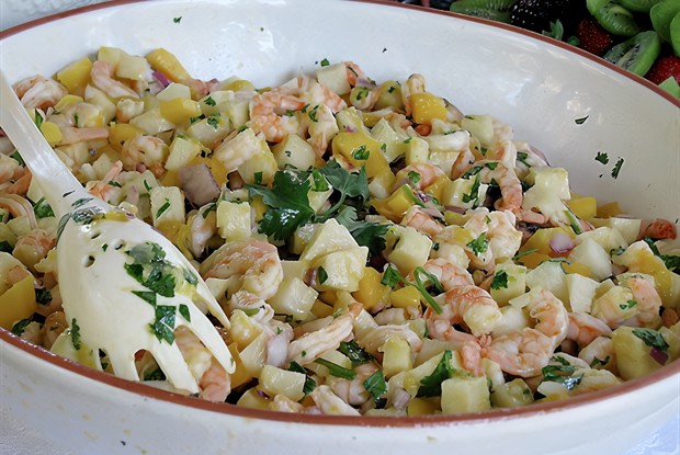 Салат из креветок, джикамы и манго