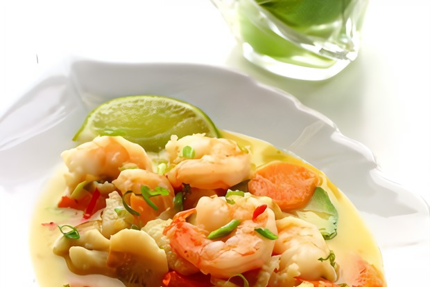 Салат из креветок с морковным соусом