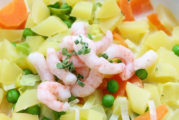 Салат из креветок с овощами