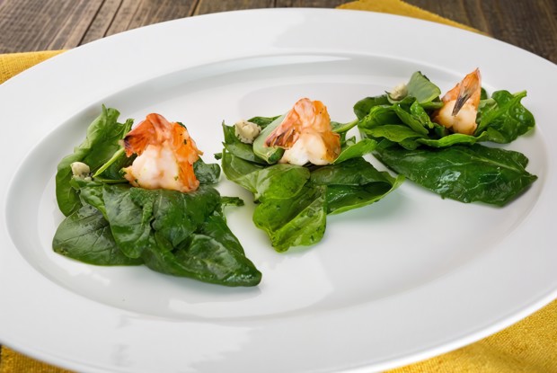 Салат из креветок с пхали из шпината и выдержанного сыра мотал