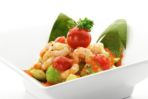 Салат из креветок с вишней