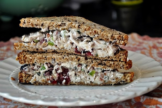 Салат из курицы с эстрагоном, орехами пекан и клюквой