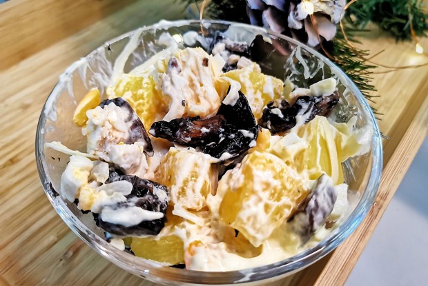 Салат из курицы с ананасами, грибами и сыром