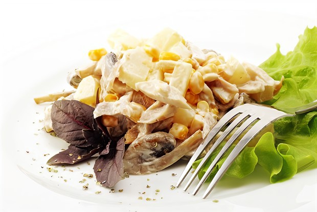 Салат из курицы с ананасами