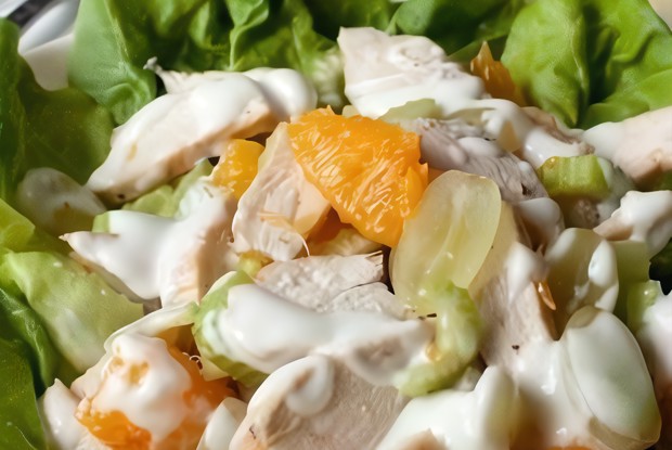 Салат из курицы с апельсином и виноградом