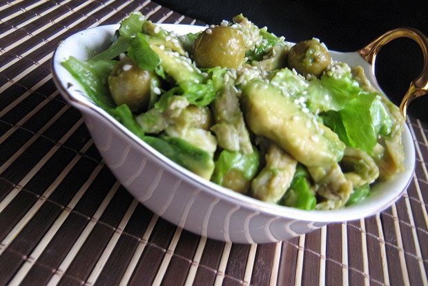 Салат из курицы с авокадо и оливками