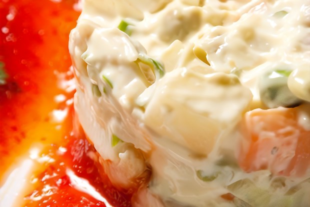 Салат из курицы с авокадо со сладким соусом