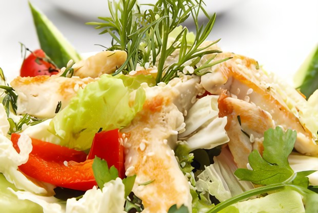 Салат из курицы с цикорием, помидорами-черри, сыром и грецкими орехами