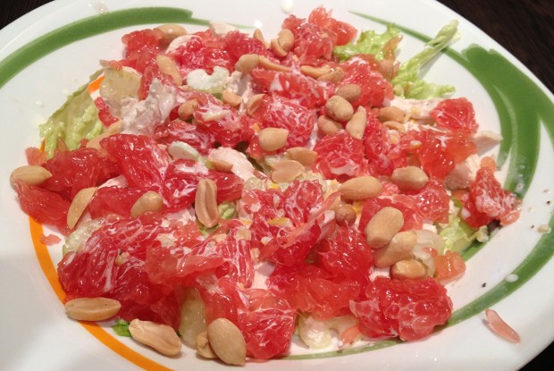 Салат из курицы с грейпфрутом, сельдереем и орехами