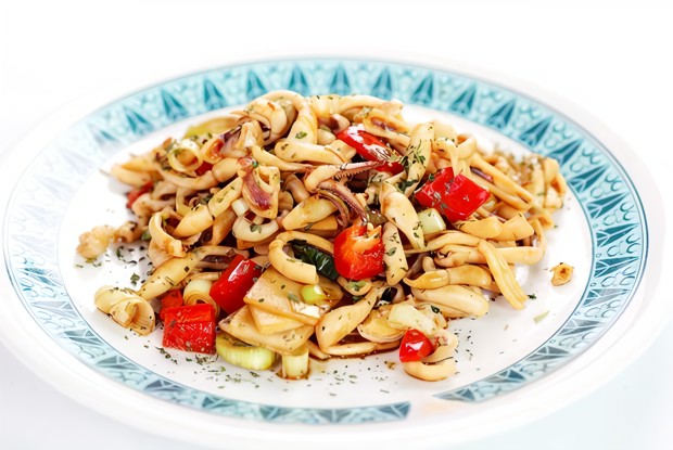 Салат из курицы с грибами и сельдереем