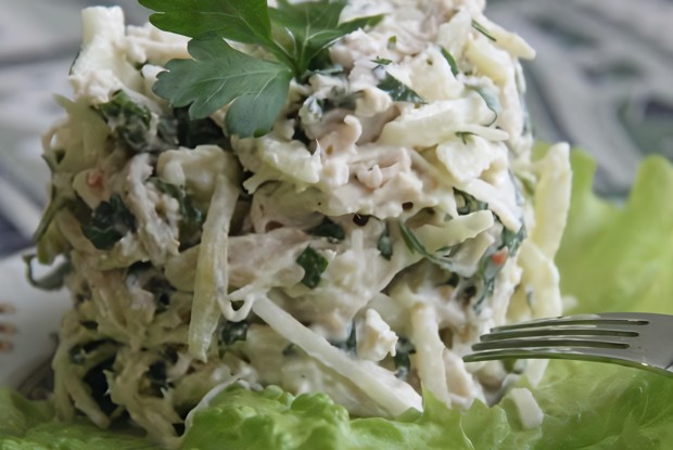 Салат из курицы с яблоком и брынзой под майонезом «Белоснежка»