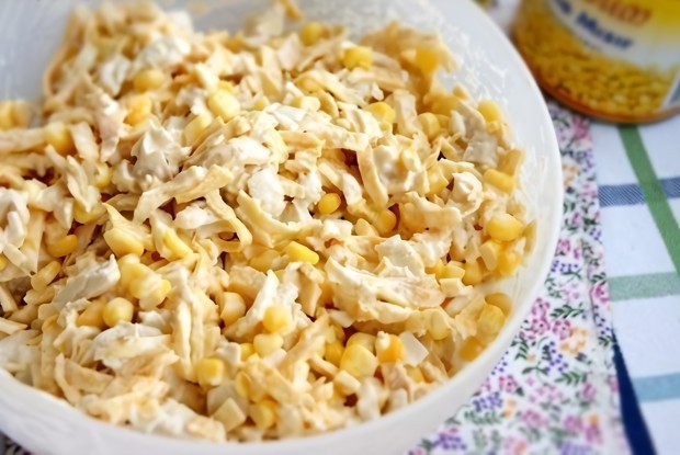 Салат из курицы с яичными блинчиками