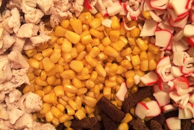 Салат из курицы с крабовыми палочками