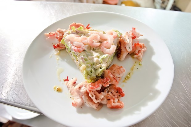 Салат из курицы с креветками, корнишонами, каперсами и зеленым горошком