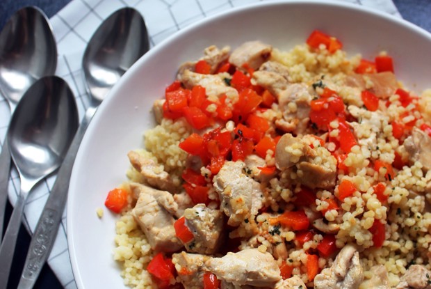 Салат из курицы с кускусом и овощами