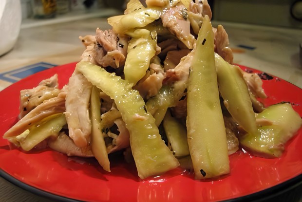 Салат из курицы с мятой и огурцом