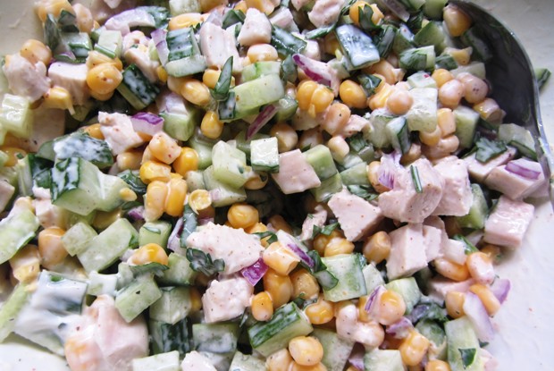 Салат из курицы с огурцом и кукурузой