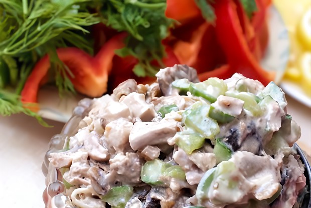 Салат из курицы с шампиньонами и маринованными огурцами